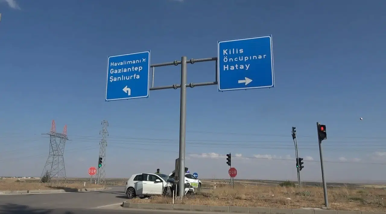 Kilis'te yoldan çıkan otomobil tabelaya çarptı
