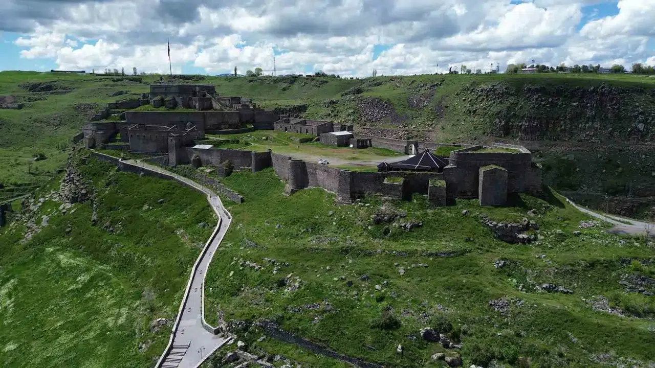 Bin yıllık Kars Kalesi UNESCO listesine girmek için gün sayıyor