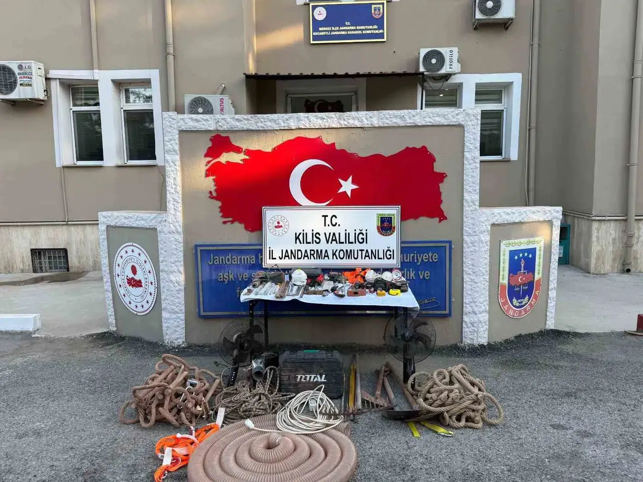 Kilis’te define avcılarına jandarma baskını