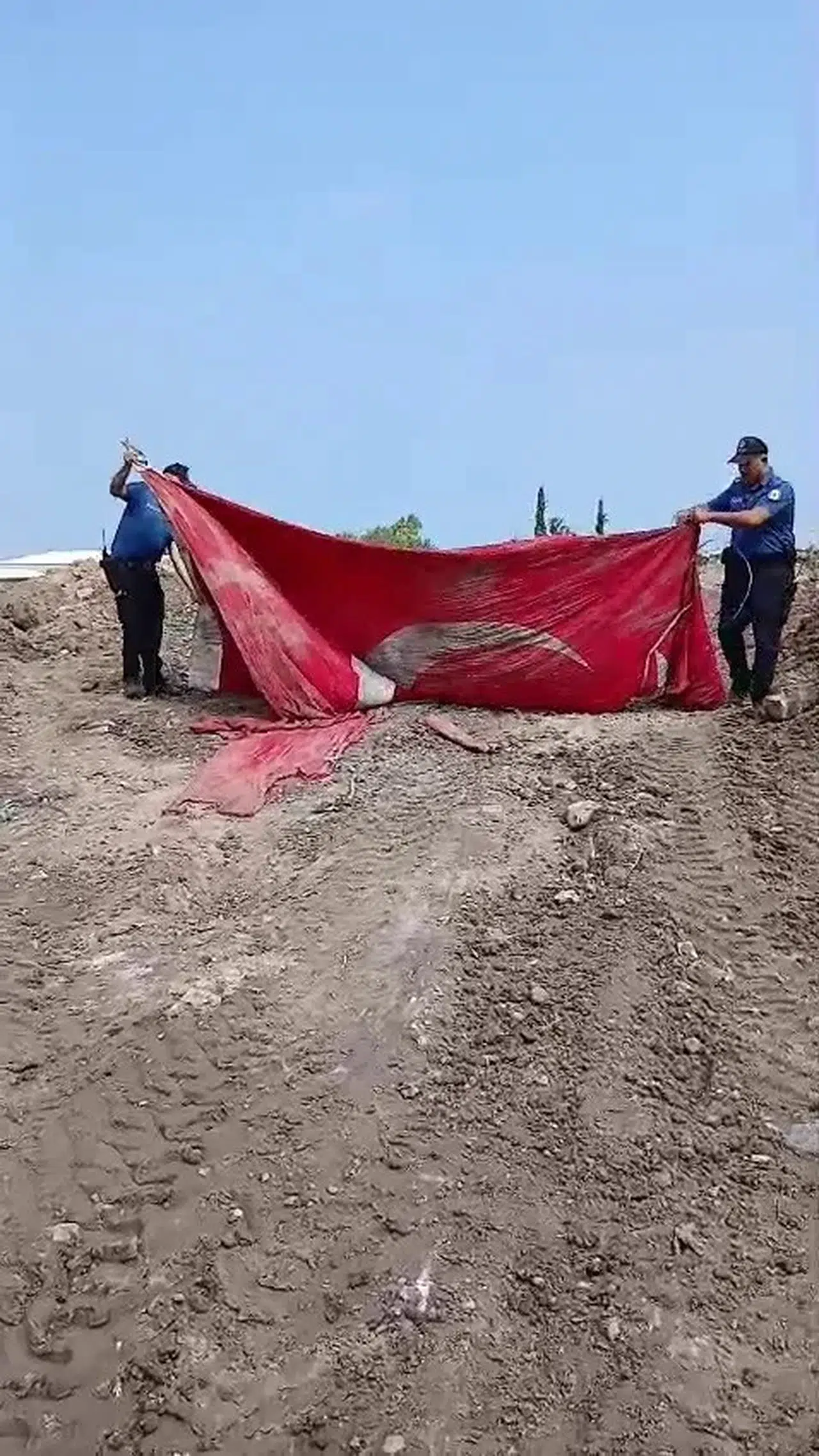 Hatay enkazında bulunan Türk bayrağına polisten duygusal saygı