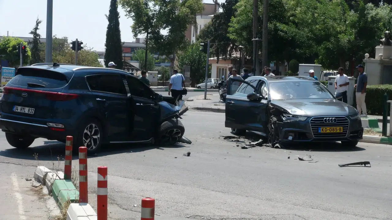Kilis'te iki otomobil kavşakta çarpıştı 4 kişi hastanelik oldu