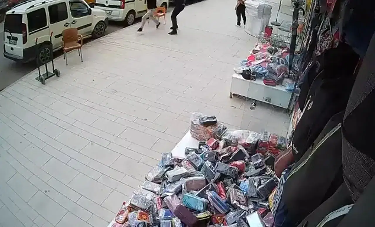 Polisten kaçan şüpheliyi tekme atarak durduran vatandaş kamerada