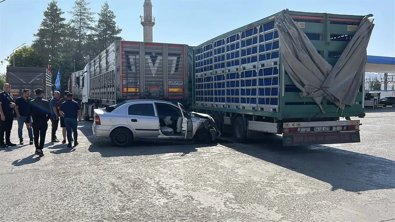 Polisten kaçtı, akaryakıt istasyonunda TIR'lara çarptı 2 yaralı
