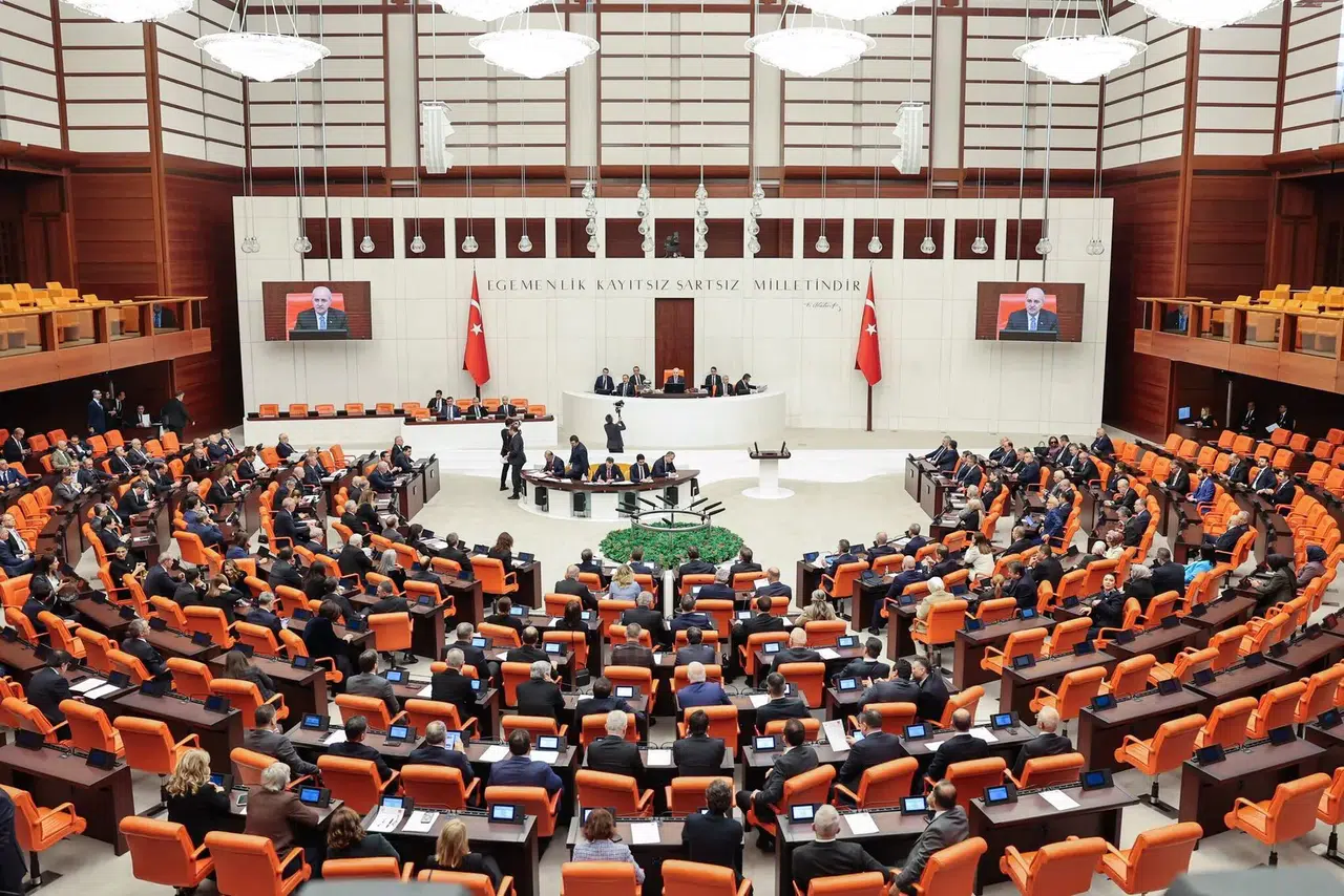 Meclis'te yeterli vekil yok, görüşmeler yarıda kaldı