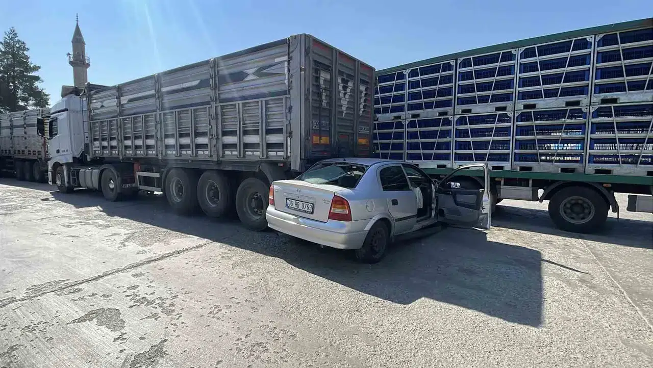 Polisten kaçan sürücü tıra çarptı, 2 yaralı