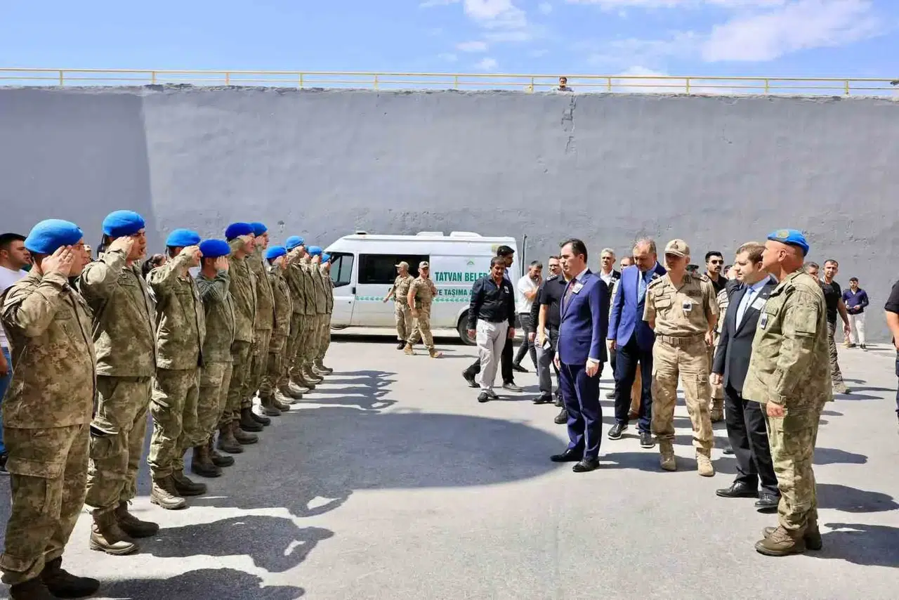 Bitlis'te trafik kazasında şehit olan uzman çavuş son yolculuğuna uğurlandı