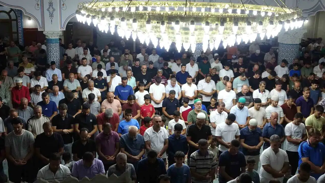 Kilis'te Camiler Kandil Gecesinde Doldu Taştı