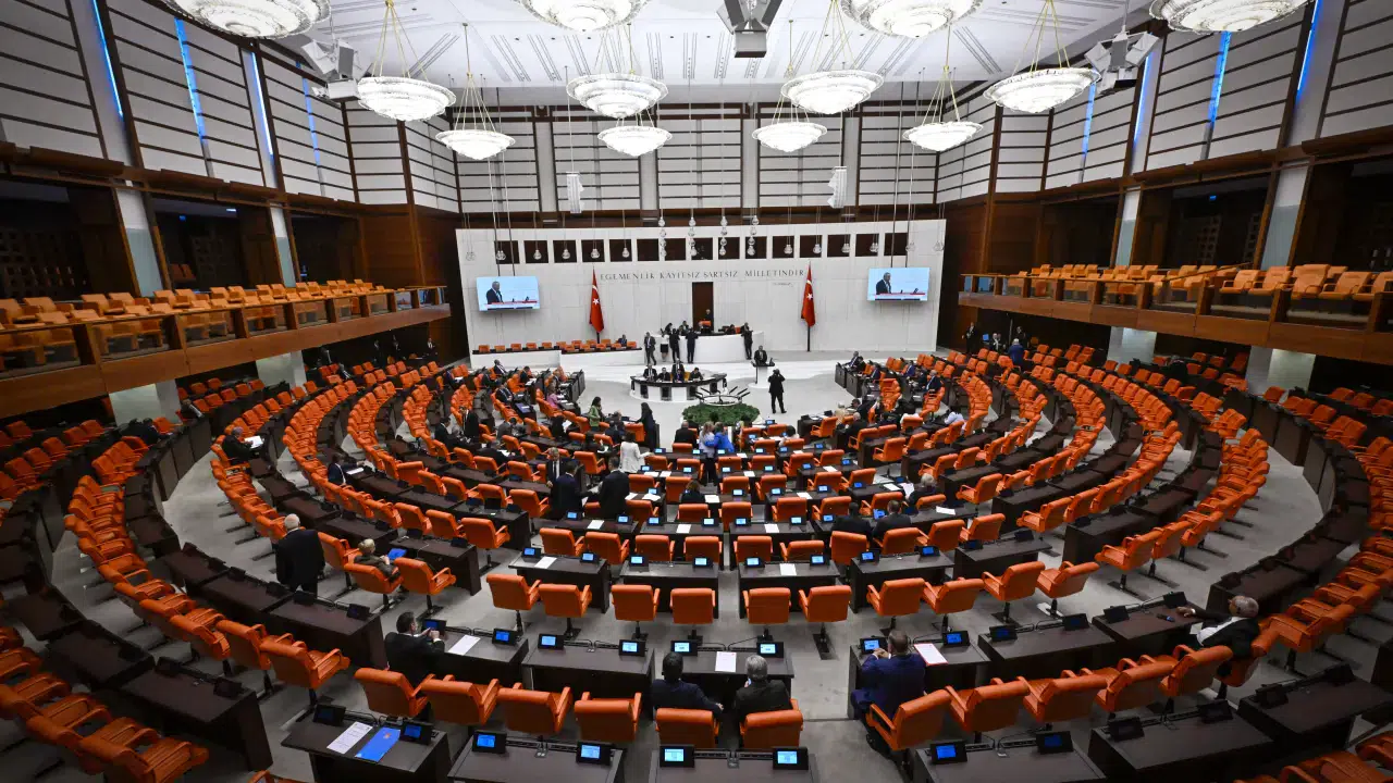 Siyaset kulislerinde hareketli saatler: AK Parti'ye geçiş Meclis'te dengeleri değiştirebilir