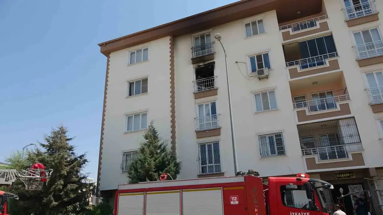 Kilis'te 4 katlı binada yangın 1 kişi hastanelik oldu