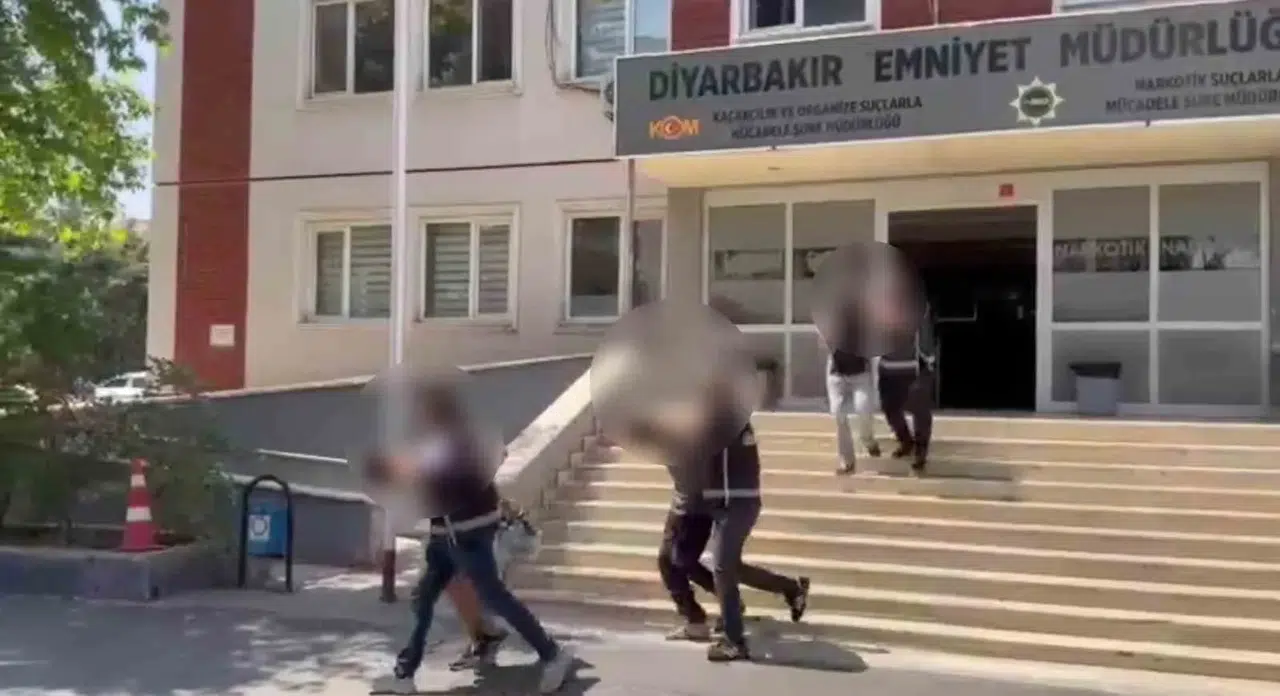 Sur’da el bombası taşıyan 4 kişi polisten kaçamadı Tutuklandılar