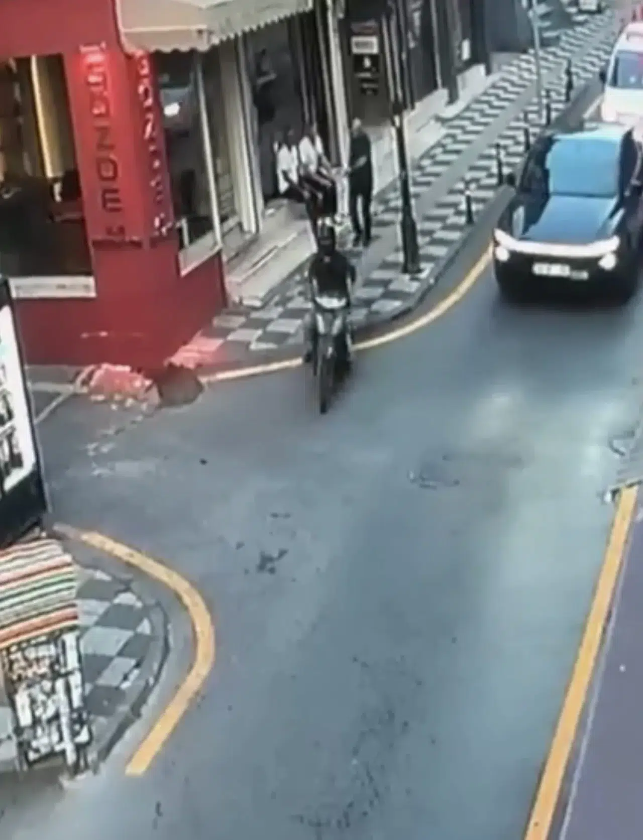 Bartın'da polisten kaçan motosikletli vali yardımcısına çarptı