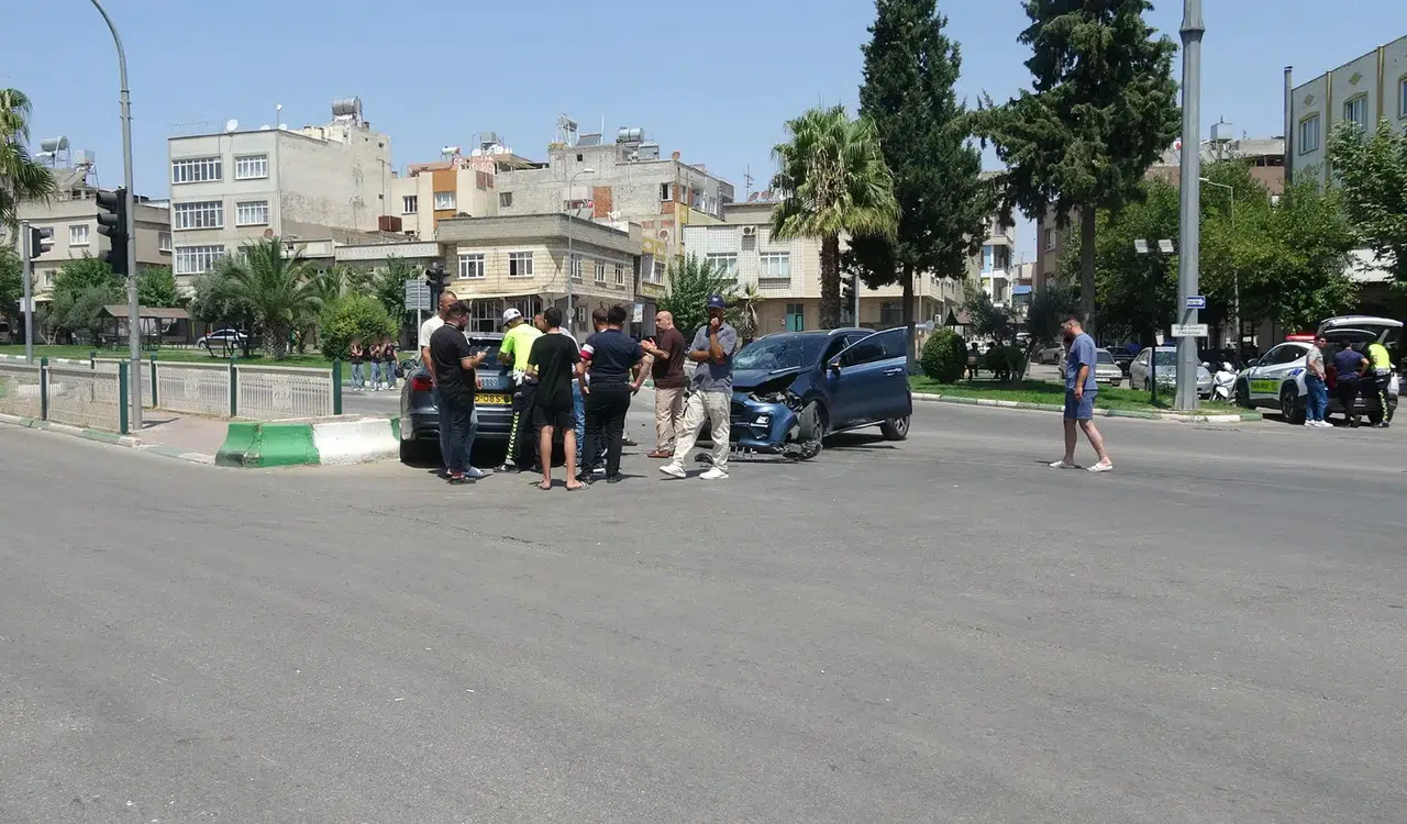 Kilis’te otomobiller kavşakta çarpıştı 4 kişi hastaneye kaldırıldı
