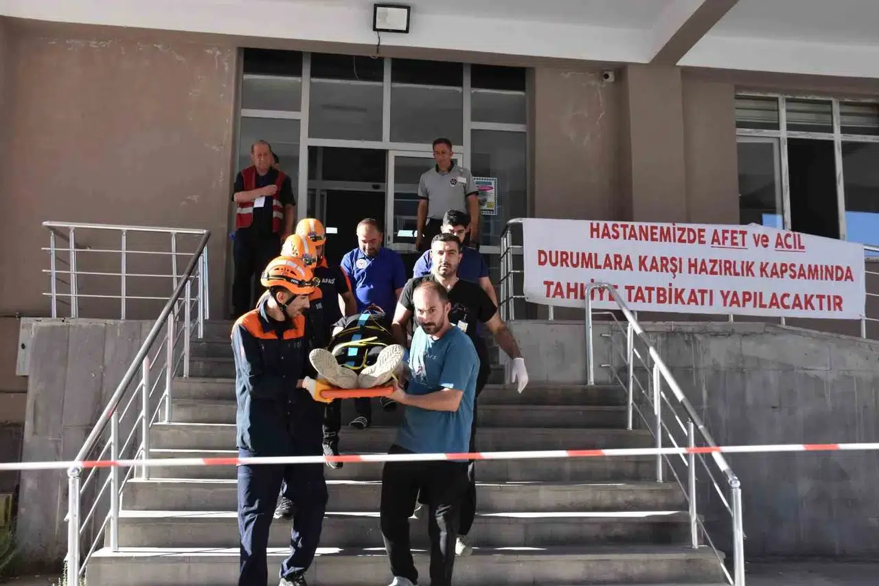 Bitlis'te 6,1'lik kabus senaryosu: Hastanede nefes kesen kurtarma operasyonu