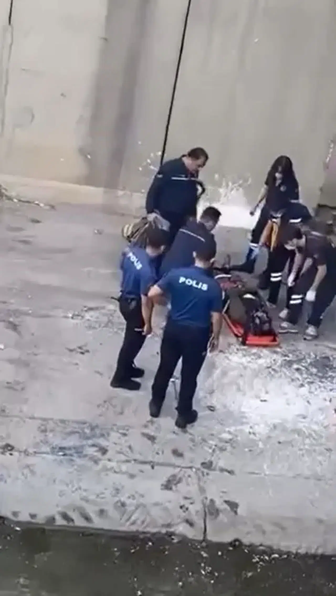 Polisten kaçarken köprüden dereye atladı: Kaçış planı hastanede bitti
