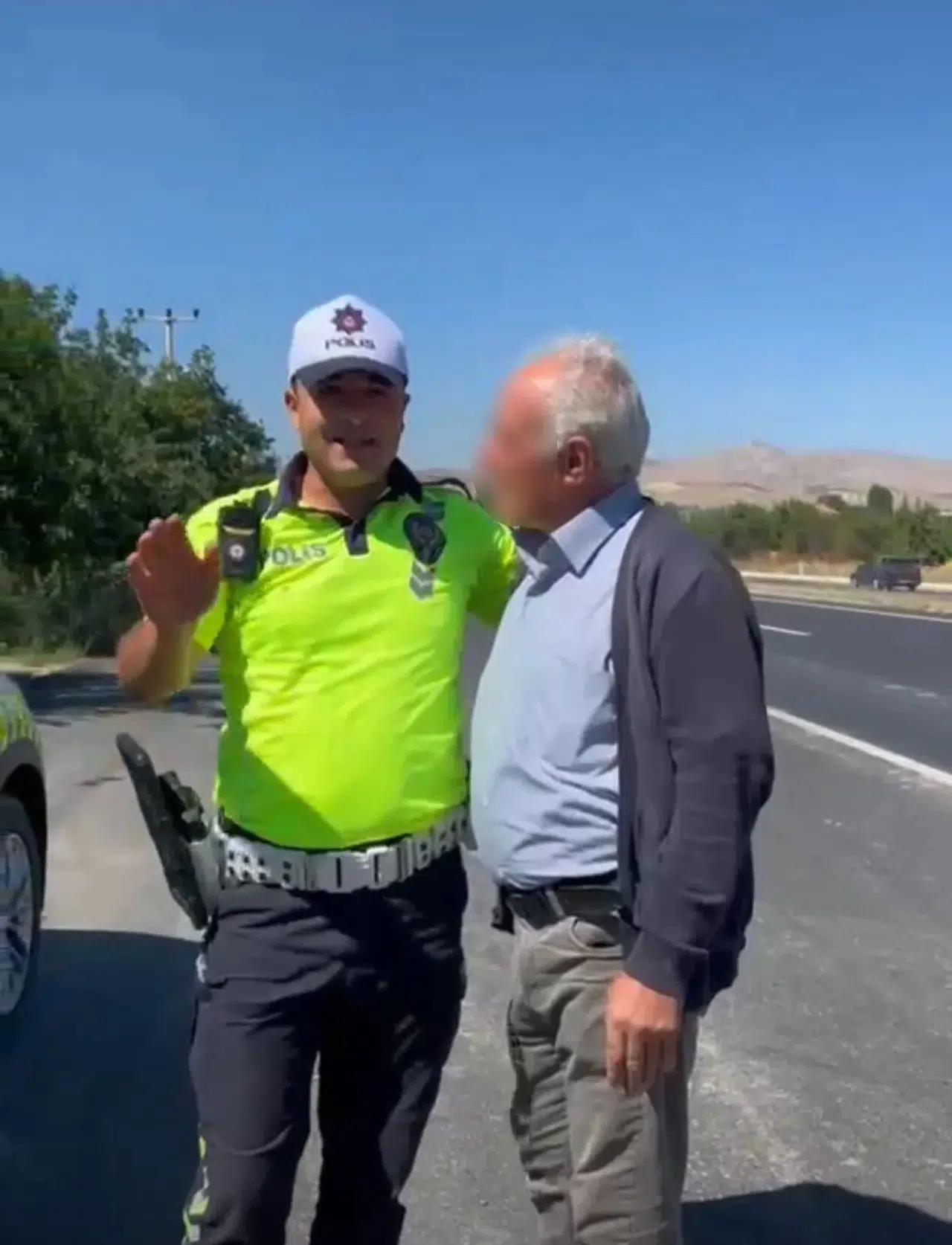 Trafik çevirmesinde eşini yol kenarına bırakan sürücüye polisten beklenmedik ceza