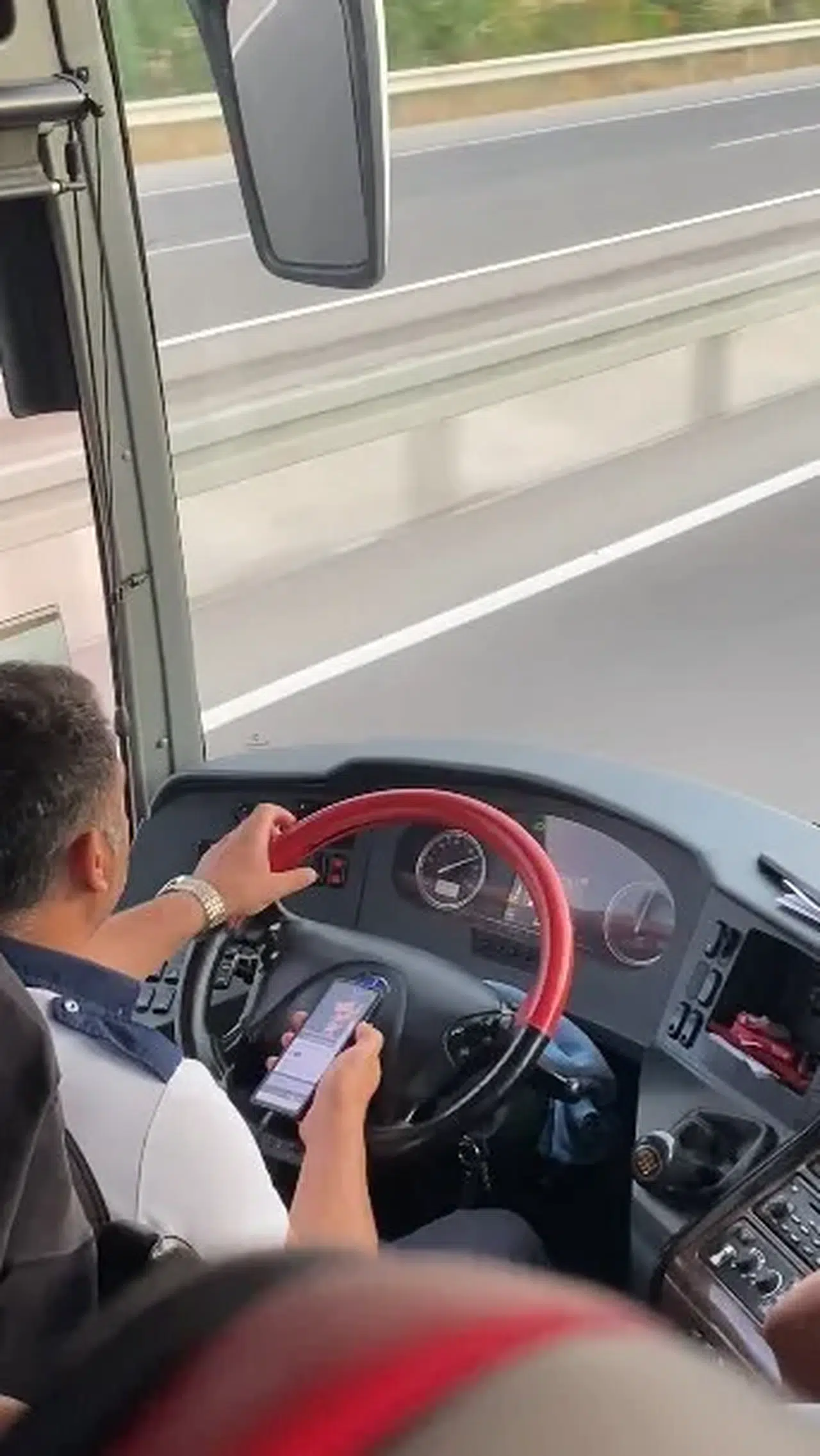 Direksiyon başında tehlikeli anlar: Yolcuların canı müzik listesine emanet edildi