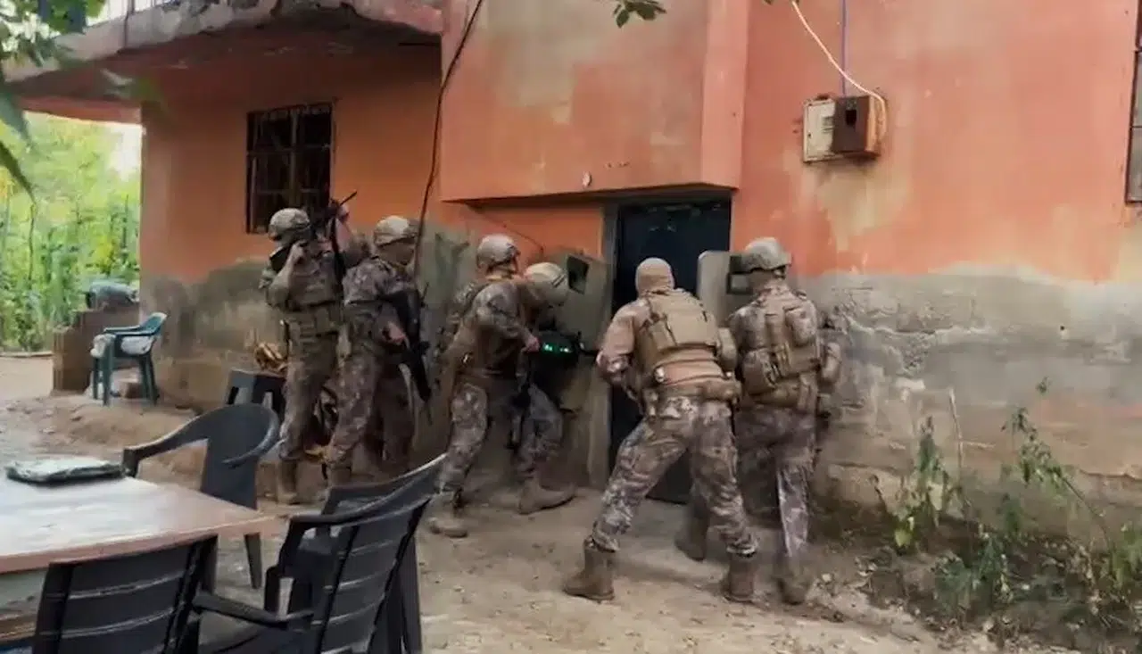 Bitlis'te narkotik operasyonu: Zehir tacirlerinin cephaneliği deşifre edildi