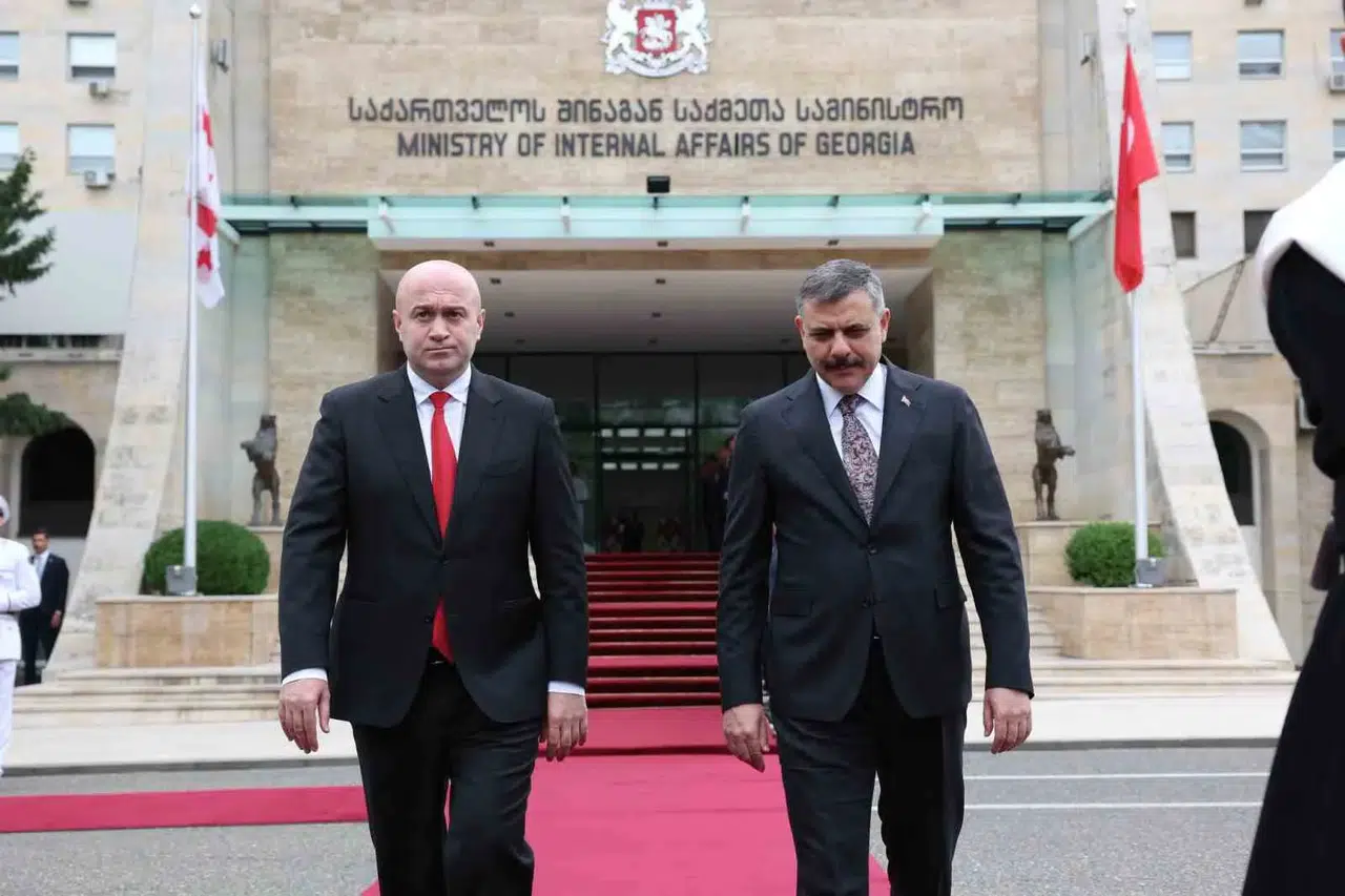 Tiflis'te vefa dolu anlar: Bakan Çiftçi'den kahraman polisler için anlamlı ziyaret