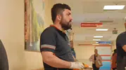 Çivi tabancası eline saplandı, hastanelik oldu