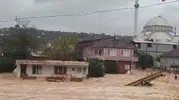 Sakarya'da kabus dolu gece: Sağanak yağış sonrası mahalle sular altında kaldı