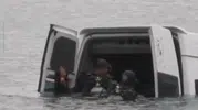 Erçek Gölü kıyısında korku dolu anlar: Minibüs sulara gömüldü