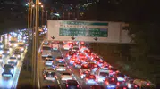 Megakentte akşam trafiği kilitlendi: Yüzde 89 yoğunlukla yollar felç oldu
