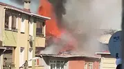 Sultanbeyli'de korku dolu anlar: Çatı katı bir anda alevlere teslim oldu
