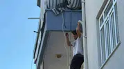 Alevlerin arasında kalan kedi için hayatını hiçe saydı: Ev sahibinin yaktığı binada büyük fedakarlık
