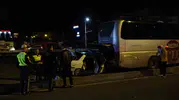 Gece yarısı dehşeti: Otobüsün altına giren otomobilden üç kişi sağ çıktı
