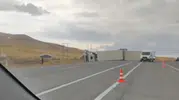 Van-Erciş yolunda korkutan kaza: Tır devrildi