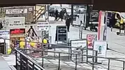 Bağdat Caddesi'nde dehşet anları: Yürürken üzerlerine devrildi