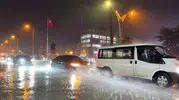Hakkari'de aniden bastıran sağanak kışı erkenden hatırlattı