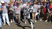 Şanlıurfa'da teknoloji şöleni: İnsansı robotla halay çeken vatandaş türkü söyleyip öptü
