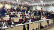 Çiğli Belediye Meclisi'nde şok anlar: Başkan Yıldız'a yönelik protesto şişe fırlatılmasıyla tırmandı
