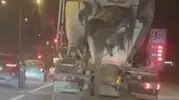 Trafikte tehlikeli saçılım: Beton mikseri yolu harçla kapladı