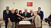 Aydın'da anlamlı gün: Vali Varol huzurevi sakinlerinin elini öptü