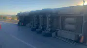 Konya yolunda sabah dehşeti: Pancar yüklü tır bariyerlere çarparak devrildi