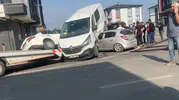 Düzce'de kavşak dehşeti: Araçlar birbirine girdi, park halindeki otomobil yan yattı