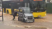 Beykoz'da trafik felç oldu: Sürücüler araçlarını su birikintilerinden iterek kurtardı