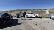 Burdur'daki kavşakta can pazarı: Üç aracın karıştığı zincirleme kazada acı bilanço