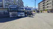 Trafikte dehşet anları: Tır sürücüsü tartıştığı aracı kovalayıp direğe çarptı