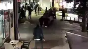 Okul kavgası caddeye taştı: Anne ve kızı kalabalık grubun hedefi oldu