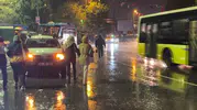 İstanbul'da gökyüzü karardı: Kadıköy'de fırtına ve sağanak hayatı felç etti