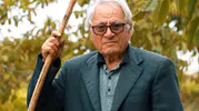 78 yaşındaki Hüseyin amcanın ceviz bahçesindeki bozlaklı mesaisi