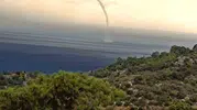 Antalya'da korku dolu anlar: Denizden karaya ulaşan hortum seraları yerle bir etti