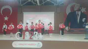 Ağrı'da Cumhuriyetin 103. yılı: Minik öğrencilerin sahne performansı izleyenleri mest etti