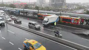 Haramidere hattında yağmur kazayı beraberinde getirdi: Metrobüs yolu kilitlendi