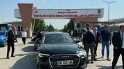 Tarsus Cezaevi'nde dikkat çeken buluşma: Özel'den tutuklu başkanlara ziyaret