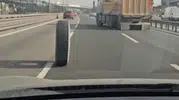 E-5 trafiğinde korku dolu dakikalar: Kamyonun tekerlekleri yerinden fırladı