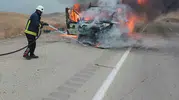 Seyir halindeki aracın motorundan yükselen dumanlar kabusa dönüştü